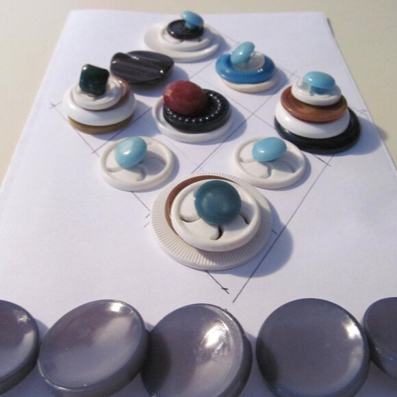 VINTAGE BUTTONS  WHITE 2-LARGE WHIRLY MA GIGS  WINDMILLS COOKIE CUTTERS! - Picture 4 of 6